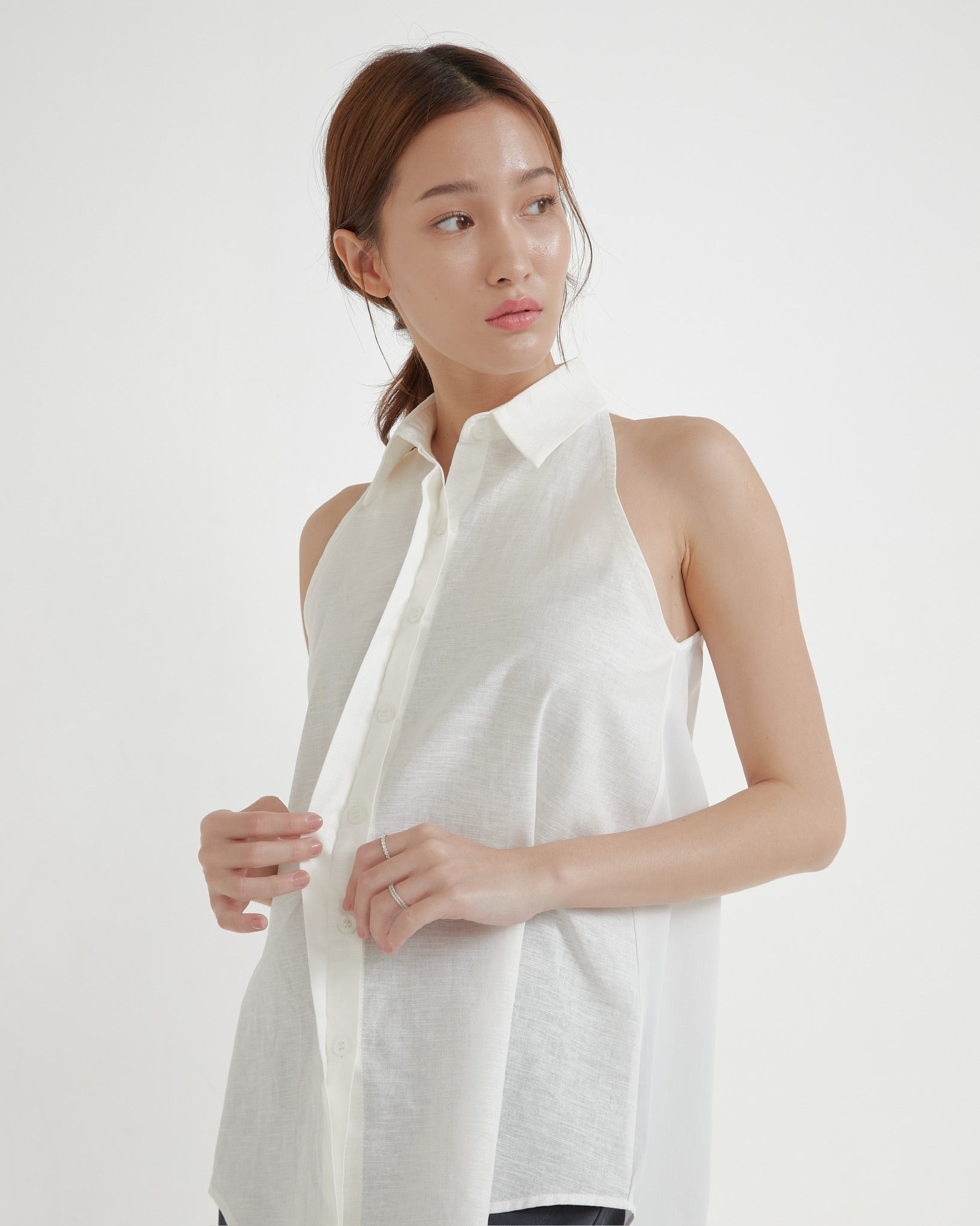 CLASSIC SLEEVELESS SHIRT