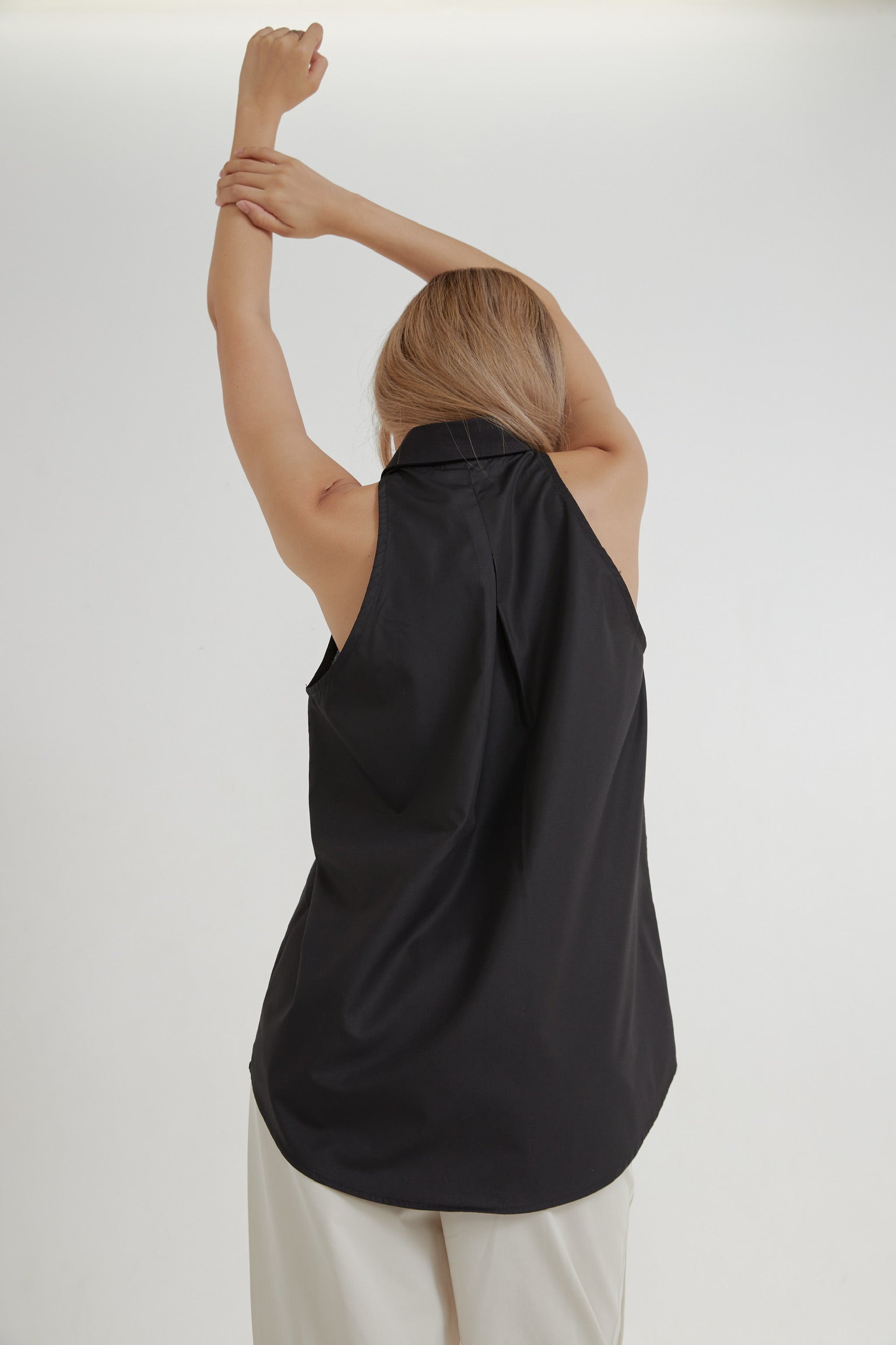 CLASSIC SLEEVELESS SHIRT