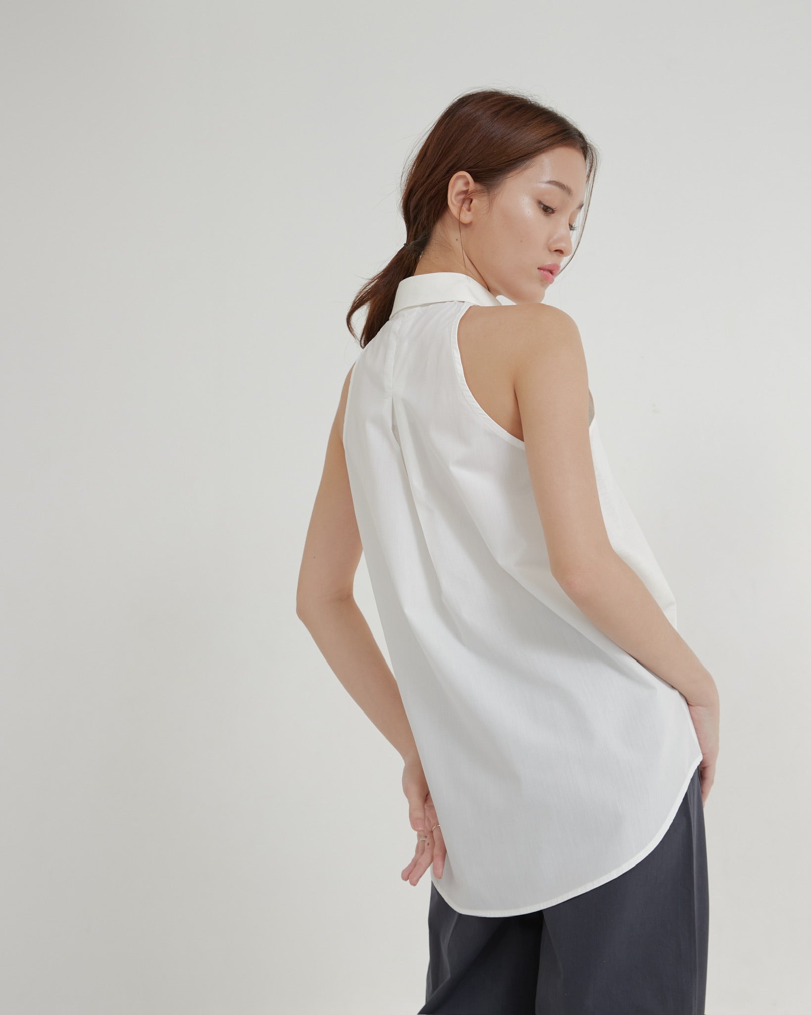 CLASSIC SLEEVELESS SHIRT