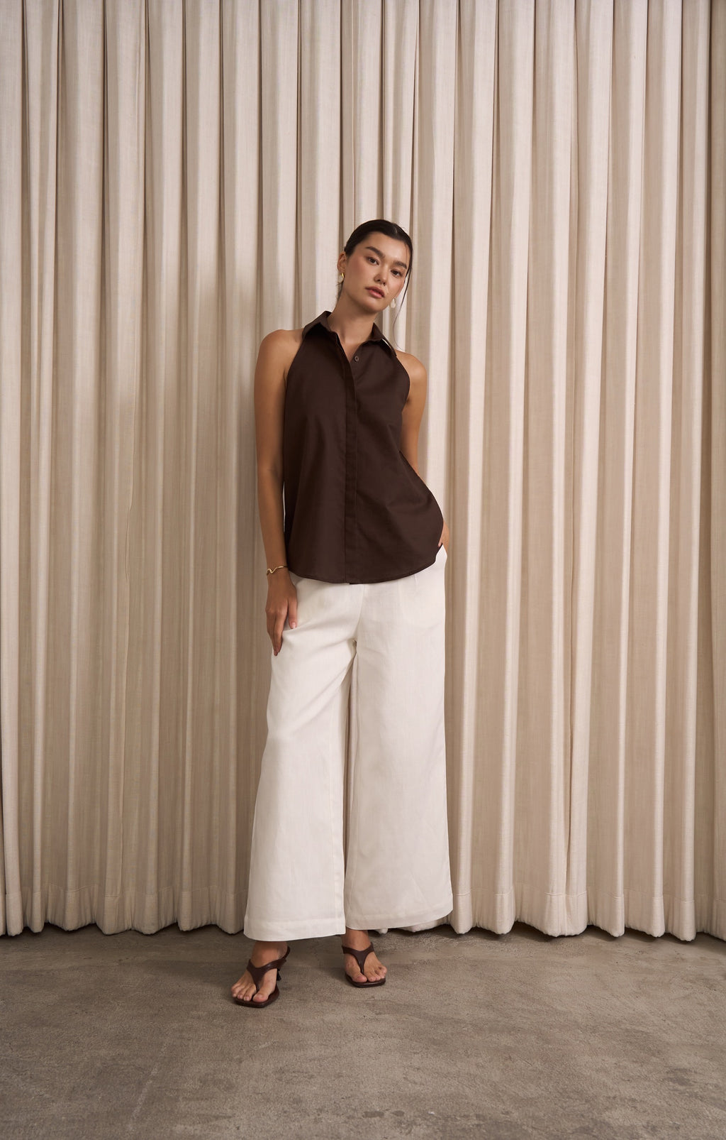 CLASSIC SLEEVELESS SHIRT