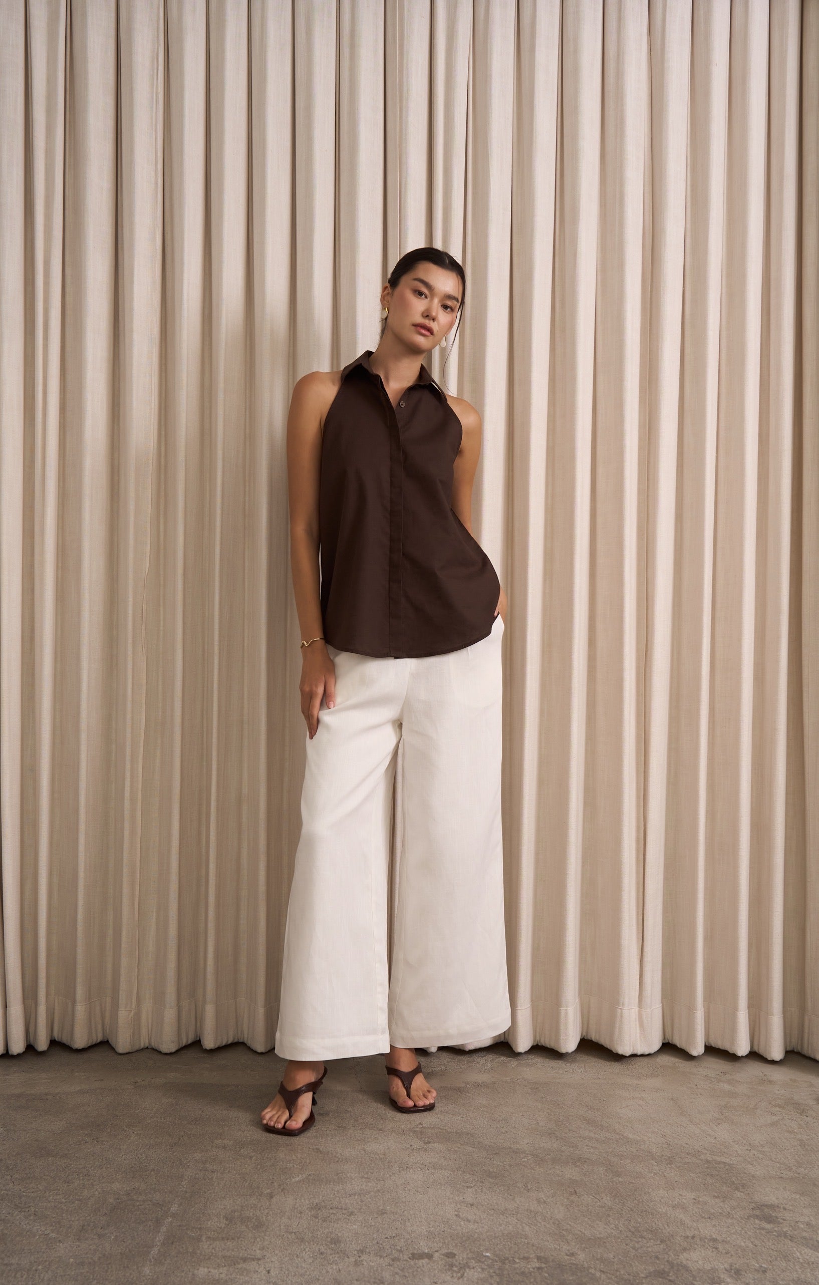 CLASSIC SLEEVELESS SHIRT