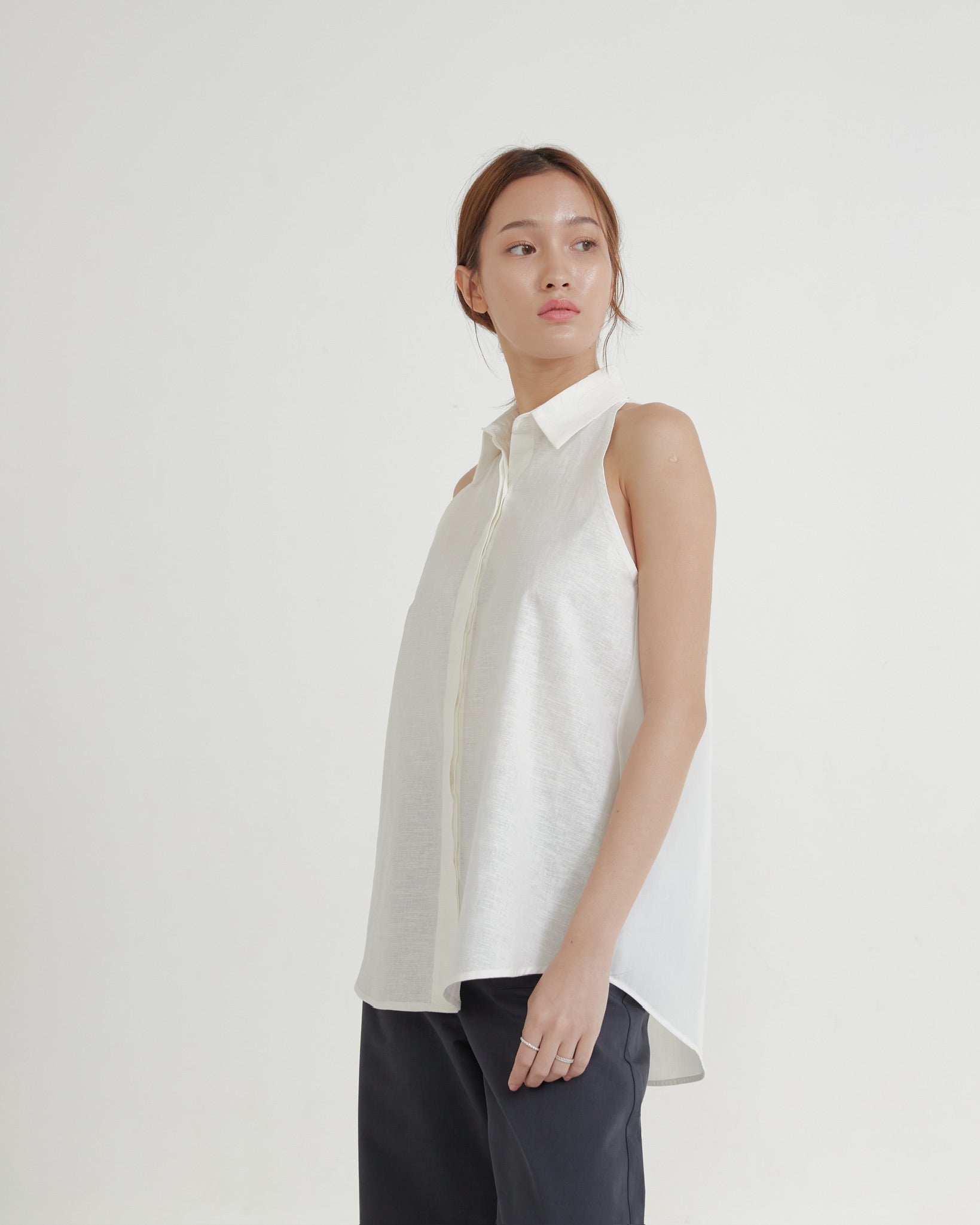 CLASSIC SLEEVELESS SHIRT