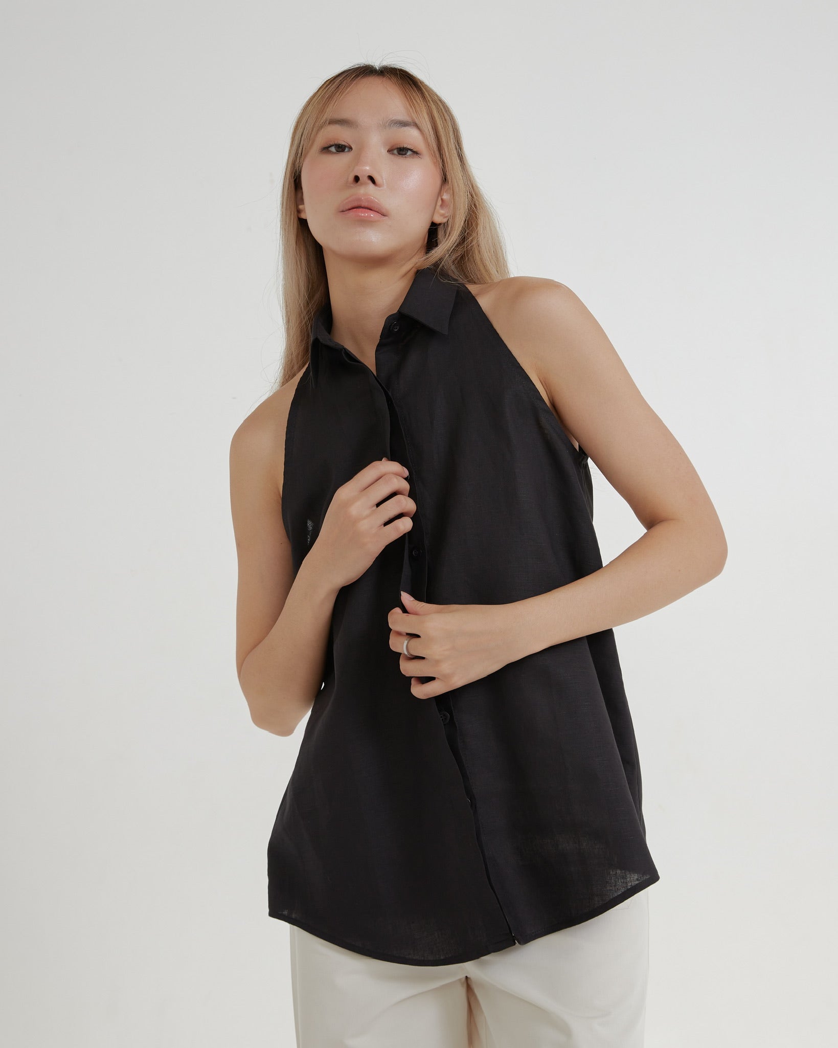 CLASSIC SLEEVELESS SHIRT