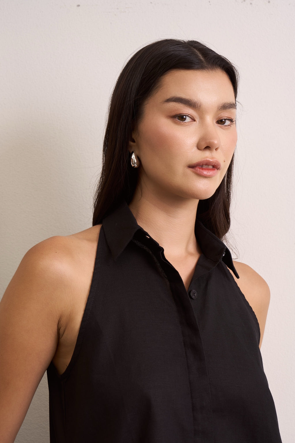 CLASSIC SLEEVELESS SHIRT