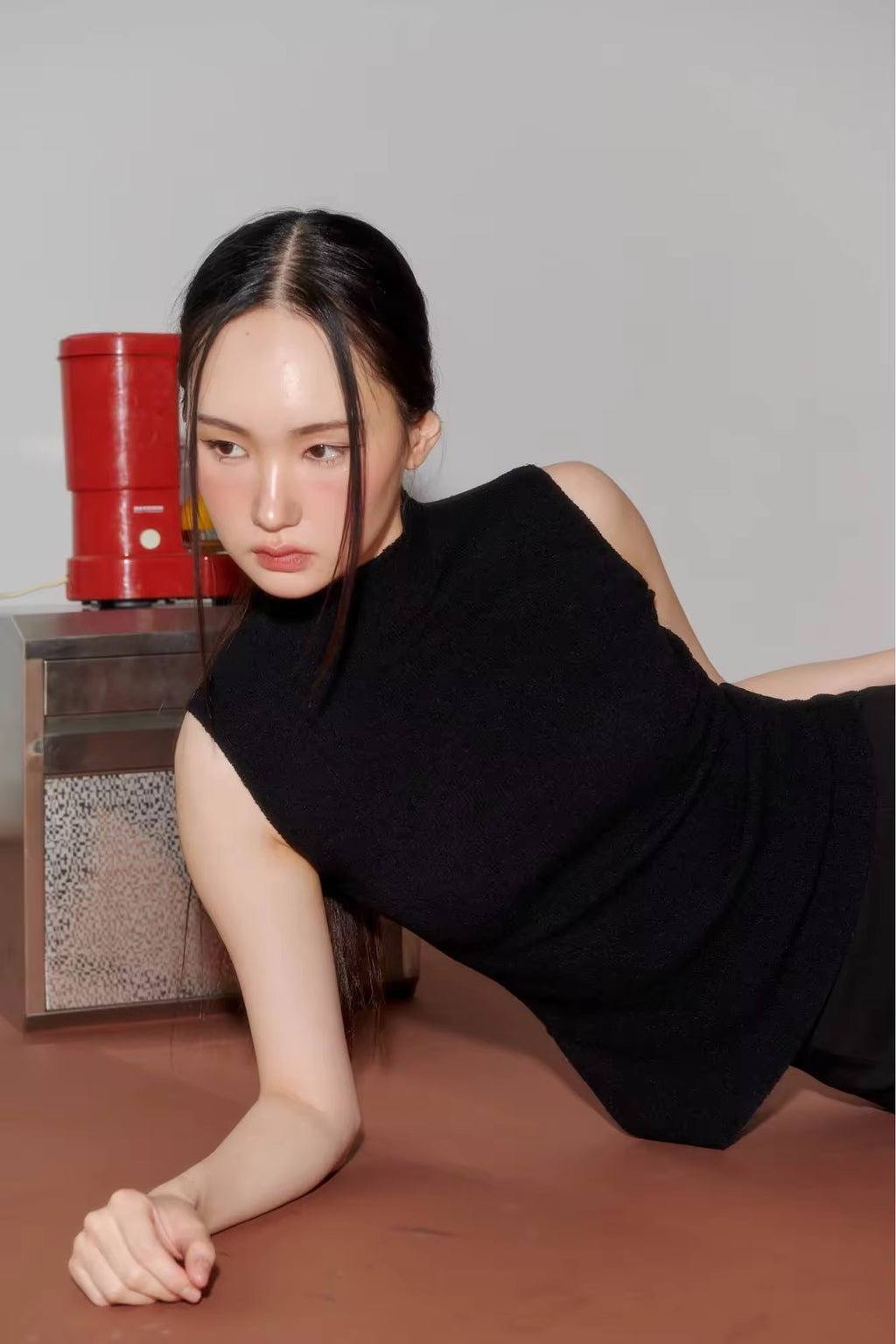 HIGH NECK SLEEVELESS TOP