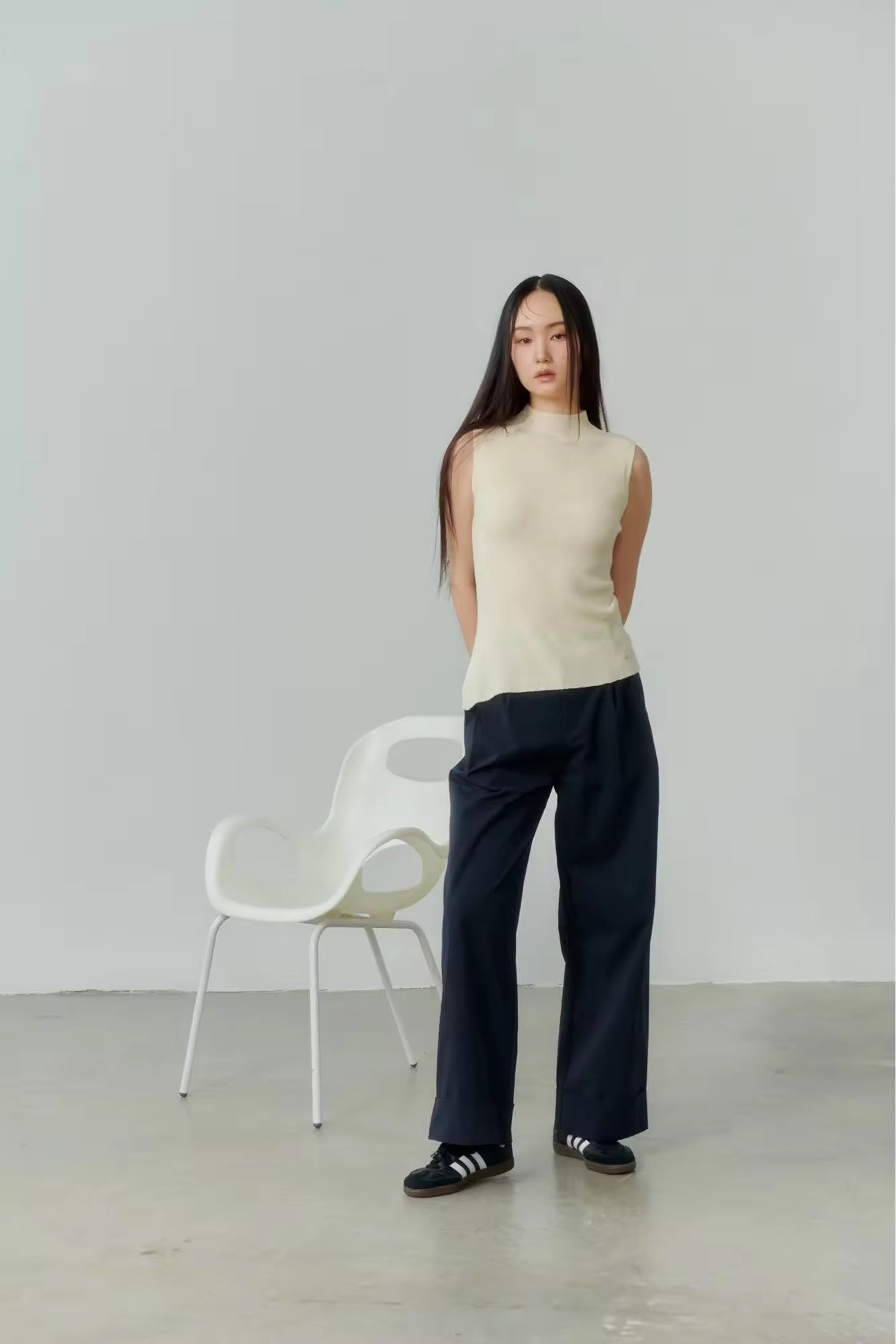 HIGH NECK SLEEVELESS TOP