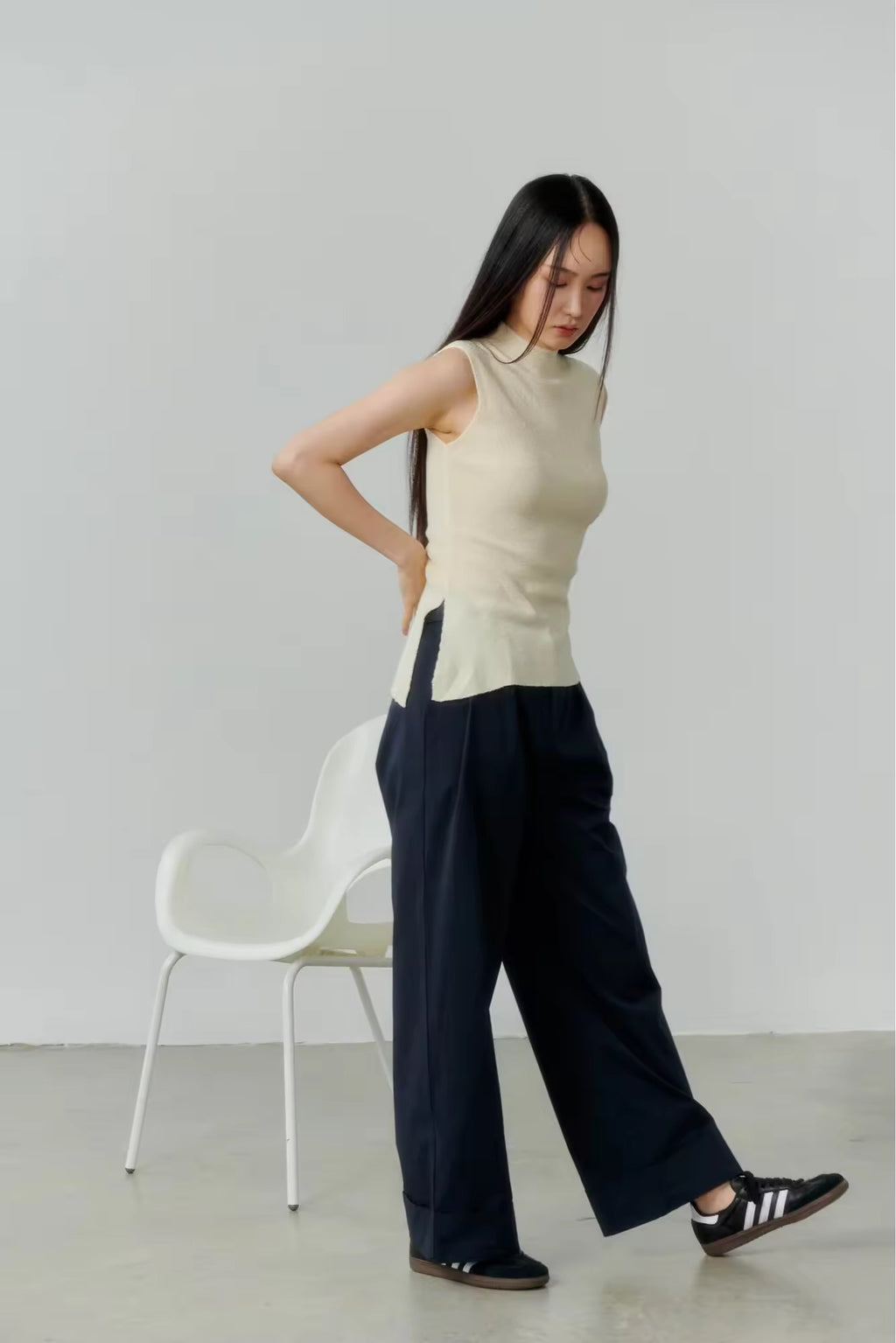 HIGH NECK SLEEVELESS TOP