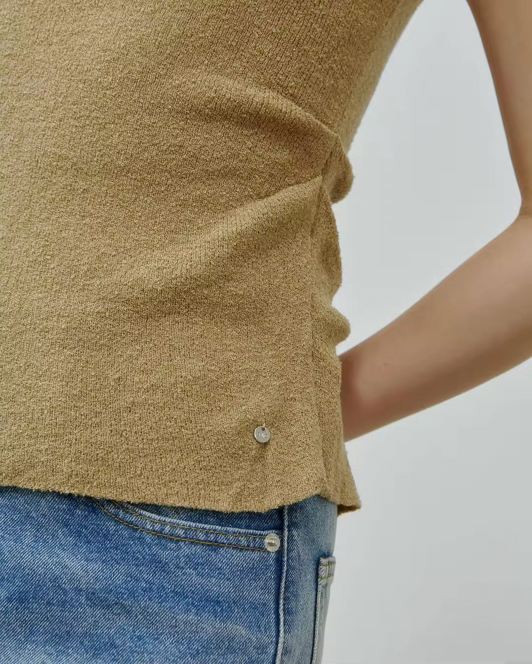 HIGH NECK SLEEVELESS TOP