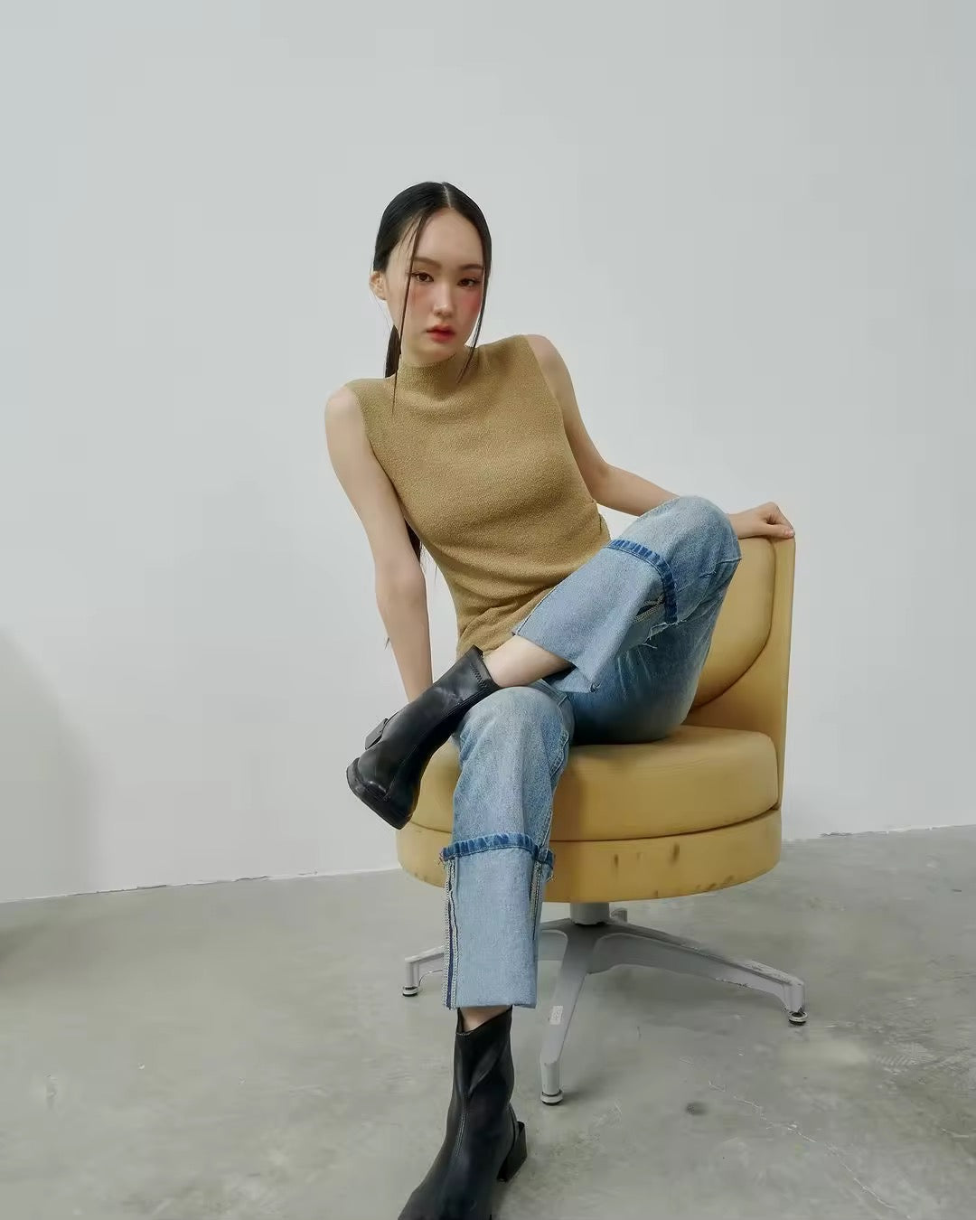 HIGH NECK SLEEVELESS TOP