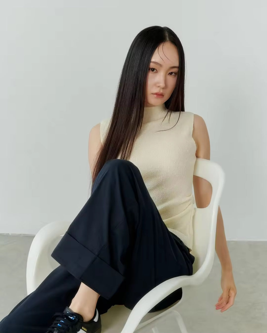 HIGH NECK SLEEVELESS TOP