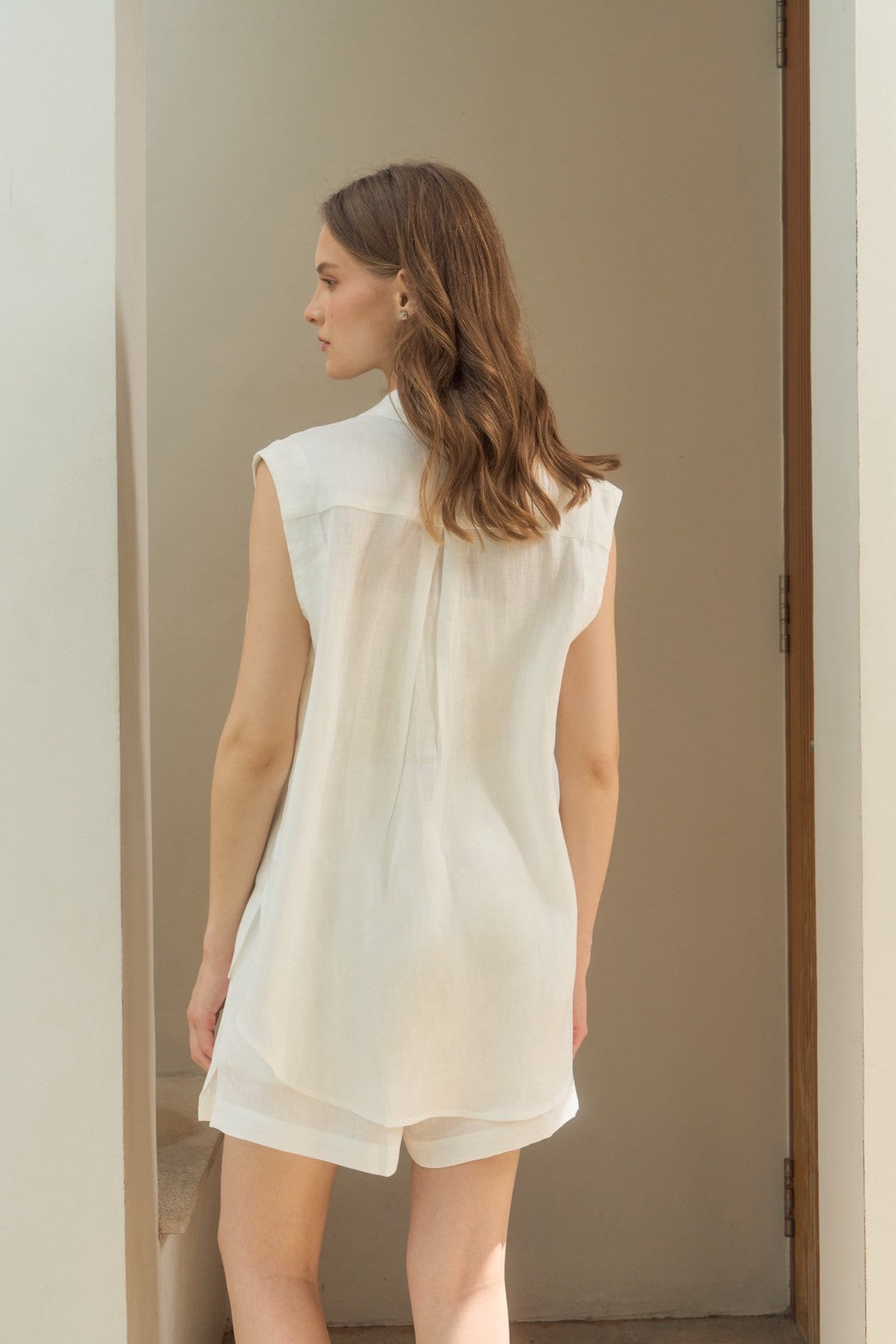 ESSENTIAL LINEN SLEEVELESS SHIRT